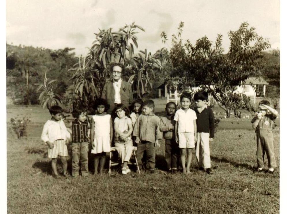 Helena Antipoff e alunos do complexo educacional Fazenda do Rosário